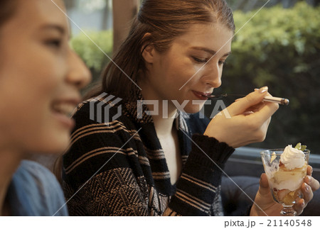 パフェを食べる女性 パフェを食べる女性 21140548