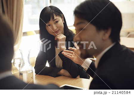 会議するキャリアウーマン 21140584