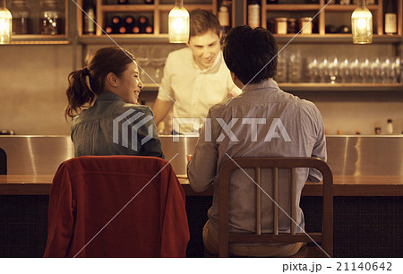 休日を楽しむ社会人カップル 21140642