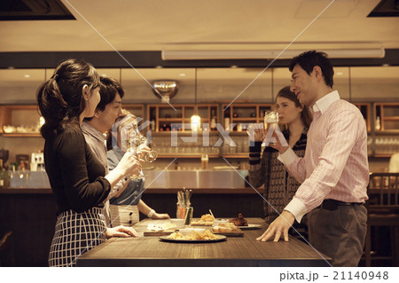 休日を楽しむ男女 休日を楽しむ男女 21140948