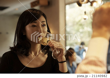 ワインを飲む女性の写真素材