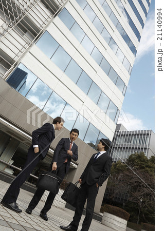 会話をするビジネスマン 21140994