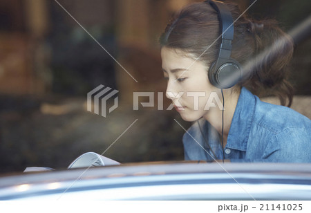 本を読む女性 本を読む女性 21141025