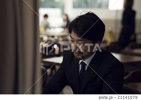 タブレットを見るビジネスマン タブレットを見るビジネスマン 21141079