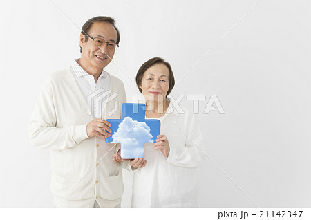 雲の赤十字をもつシニア夫婦 21142347