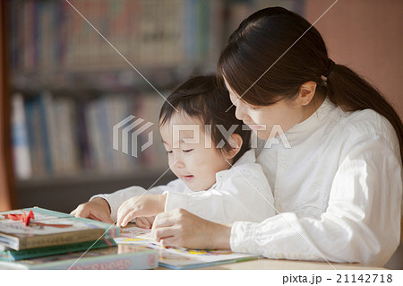 図書館で絵本を読む親子 21142718