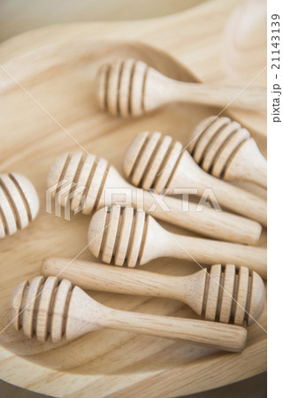 wooden honey dipper on tray wooden honey dipper on tray 21143139