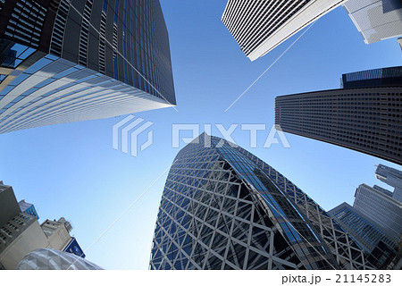 青空の新宿のコクーンビルはじめとした高層ビル群 21145283