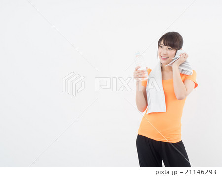 ペットボトルを持って汗を拭く女性 21146293
