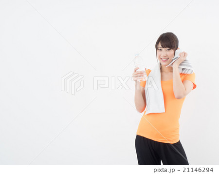 ペットボトルを持って汗を拭く女性 21146294