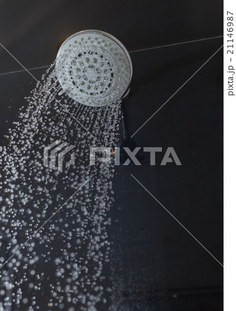 shower head with water drops flowing 21146987