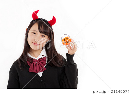 ハロウィンでカボチャの人形持つ可愛い女子高生 ハロウィンでカボチャの人形持つ可愛い女子高生 21149074