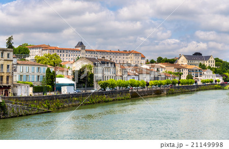 Saintes, a town on the banks of the Charente River 21149998