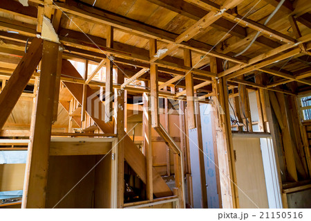 住宅解体業者　家を壊す　リフォーム　建築物解体作業　木材　廃材　ぶっ壊す　日本建築　 21150516