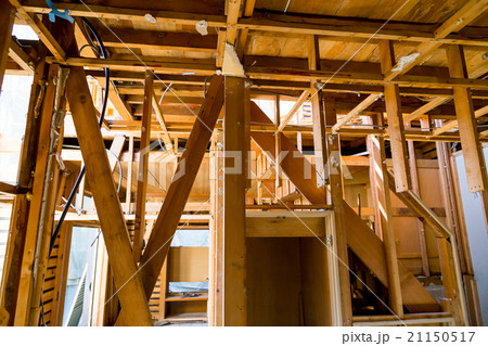 住宅解体業者　家を壊す　リフォーム　建築物解体作業　木材　廃材　ぶっ壊す　日本建築　 21150517