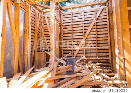 住宅解体業者　家を壊す　リフォーム　建築物解体作業　木材　廃材　ぶっ壊す　日本建築　 21150535