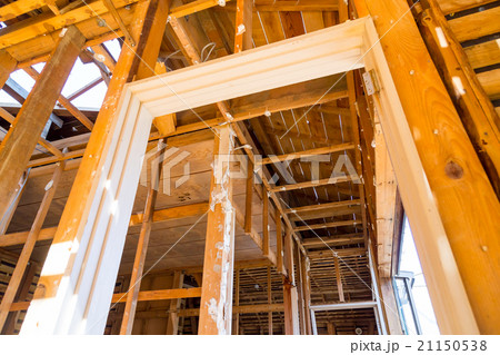 住宅解体業者　家を壊す　リフォーム　建築物解体作業　木材　廃材　ぶっ壊す　日本建築　 21150538