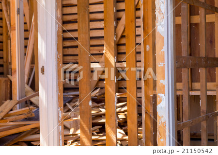 住宅解体業者　家を壊す　リフォーム　建築物解体作業　木材　廃材　ぶっ壊す　日本建築　 21150542