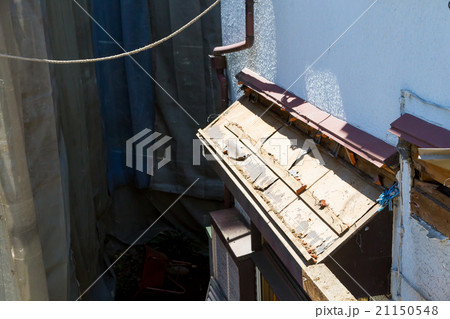住宅解体業者　家を壊す　リフォーム　建築物解体作業　木材　廃材　ぶっ壊す　日本建築　 21150548