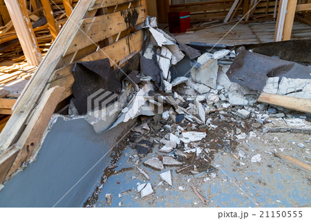 住宅解体業者　家を壊す　リフォーム　建築物解体作業　木材　廃材　ぶっ壊す　日本建築　 21150555