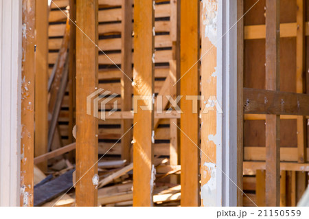 住宅解体業者　家を壊す　リフォーム　建築物解体作業　木材　廃材　ぶっ壊す　日本建築　 21150559