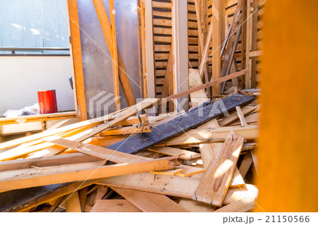 住宅解体業者　家を壊す　リフォーム　建築物解体作業　木材　廃材　ぶっ壊す　日本建築　 21150566