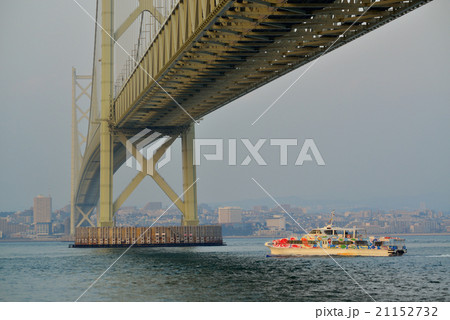 淡路島側からの明石大橋と連絡船 21152732