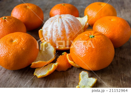 mandarins lie on a wooden table 21152964