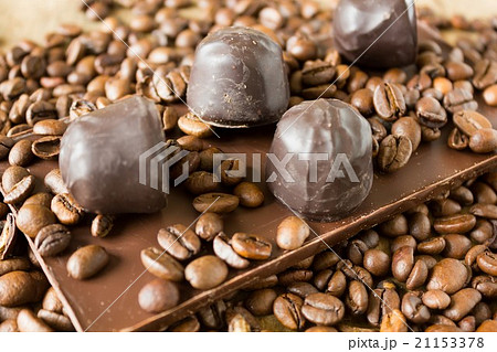 Tiles of dark chocolate candy coffee beans  21153378