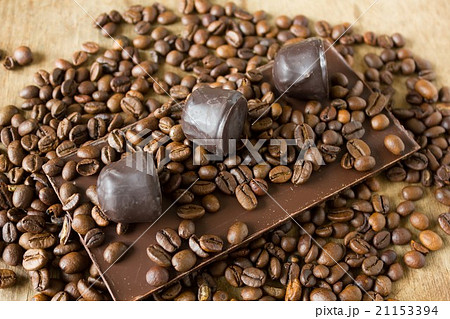 Tiles of dark chocolate candy coffee beans  21153394