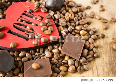 Tiles of dark chocolate and coffee beans  21153399
