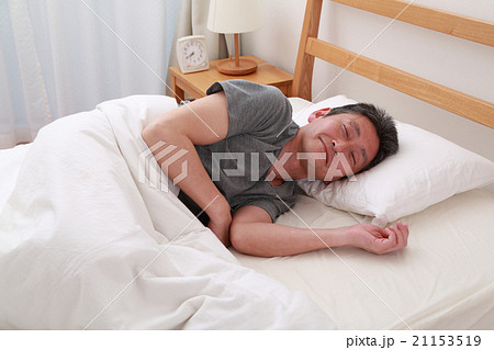 ベッドで寝る中高年男性 21153519