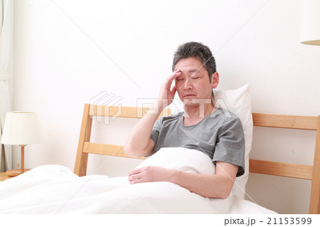 ベッドで頭を抱える中高年男性 21153599