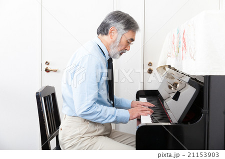ピアノを弾くシニア男性 21153903