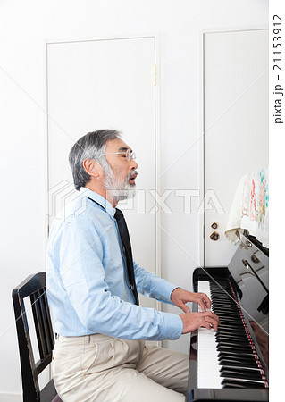 ピアノを弾くシニア男性 21153912