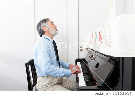 ピアノを演奏するシニア男性 21153914