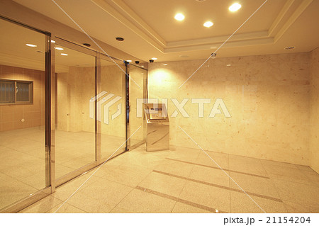 住宅　マンション　共同住宅　ビル　エントランス　イメージ　夜 21154204