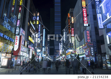 東京都市風景 新宿 新宿歌舞伎町 雑踏 夜 夜景 ネオンの写真素材