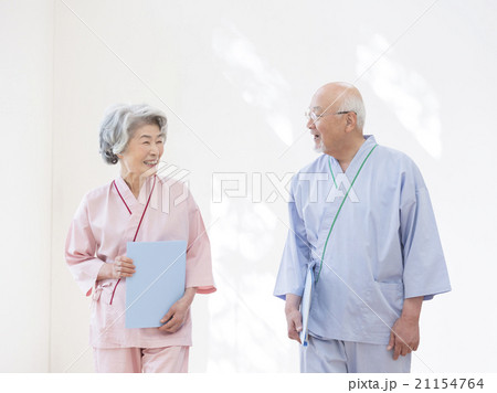 検査衣を着たシニア夫婦 21154764