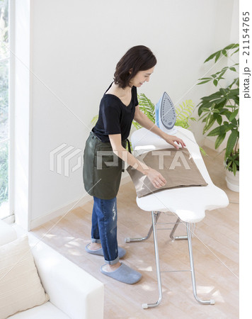 アイロンをかける40代の女性 21154765