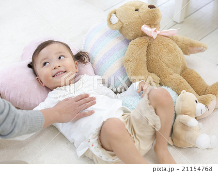 寝転ぶ女の子 21154768