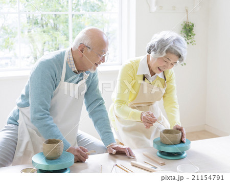 陶芸をするシニア夫婦 21154791
