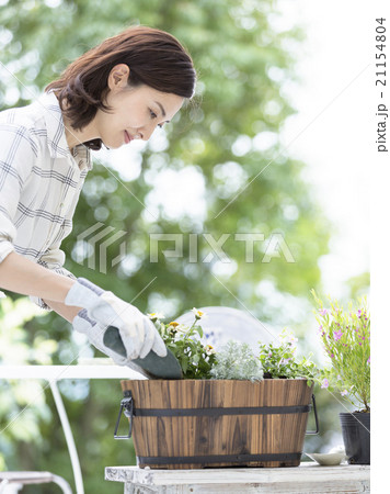 ガーデニングをする40代の女性 21154804