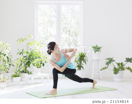 ヨガをする40代の女性 21154814