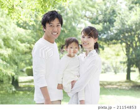 子供を抱いた夫婦の写真素材