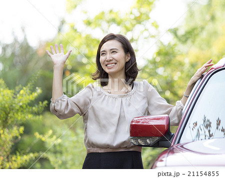 手を振る日本人の女性 21154855