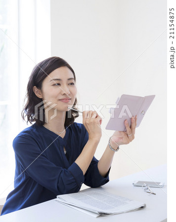 手帳を見るビジネスウーマン 21154875