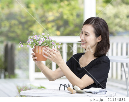 鉢植えを持つ40代の女性 21154881
