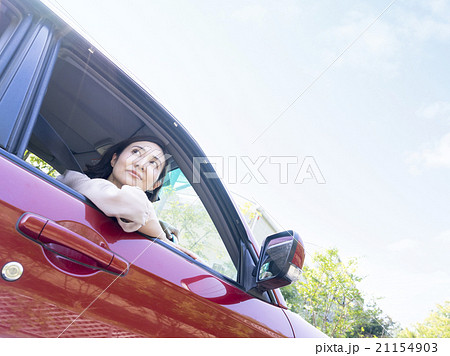 車に乗る40代の女性の写真素材