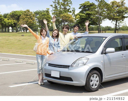 車の横で手を振る日本人の若者達 21154932